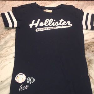 Hollister short sleeve shirt :)